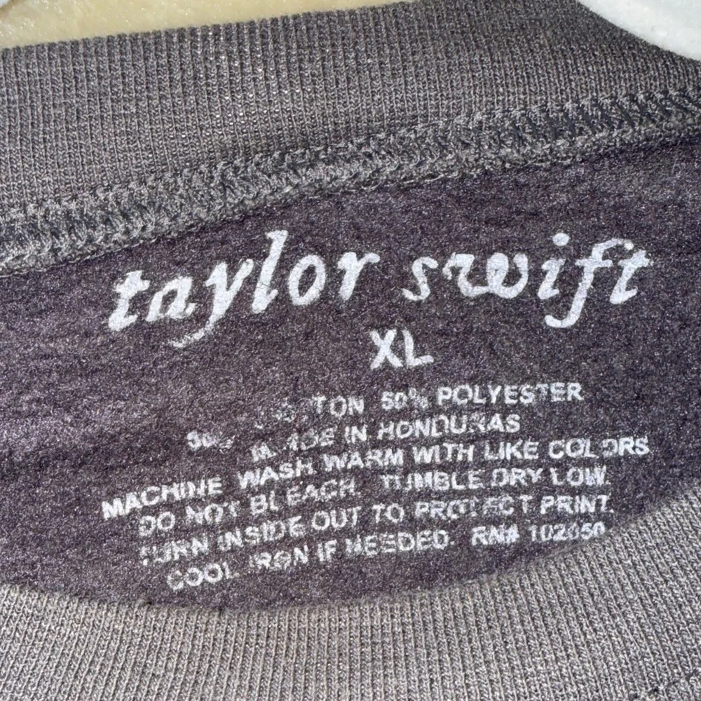 Rare Taylor Swift Graphic Black Sweater - Picture 4 of 4